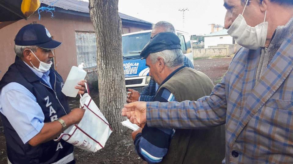 Kars Belediyesi Hayvan Pazarı’nda Esnafa maske dağıttı