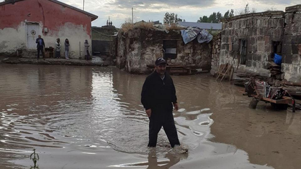 Kars’ta sağanak yağış hayatı olumsuz etkiledi