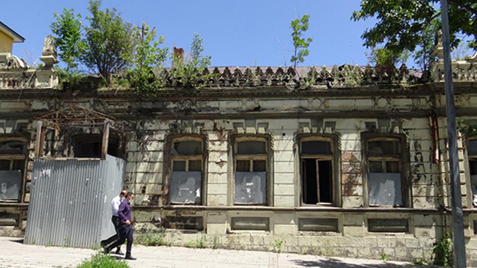 Kars’ta tarihi bina kaderine terk edildi