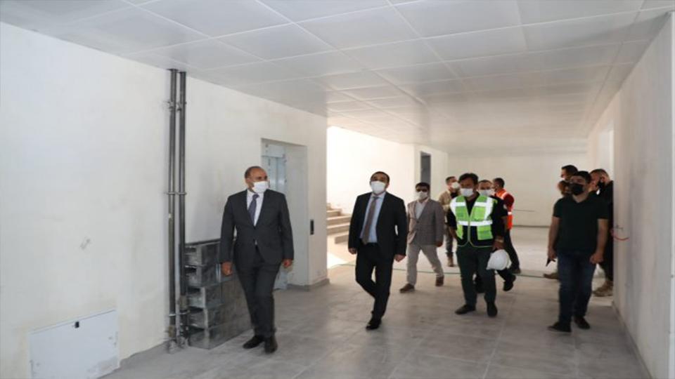 Kars Valisi Öksüz inşaat halindeki okulları yerinde incelendi