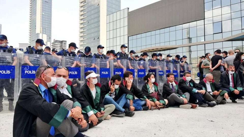 Önder Sav’dan, Feyzioğlu’na yanıt geldi: Avukatlar ve barolar kimin sağduyulu davrandığını çok iyi biliyor