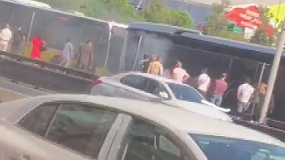 Seyir halindeki metrobüste yangın paniği
