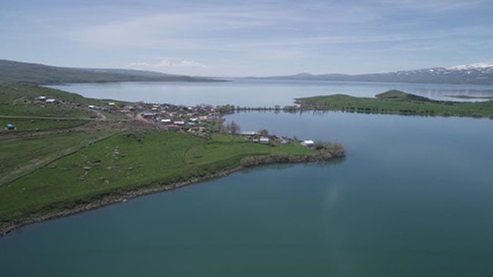 Kuraklığa dikkat çekmek için Çıldır Gölü’nde 13 kilometre yüzdü