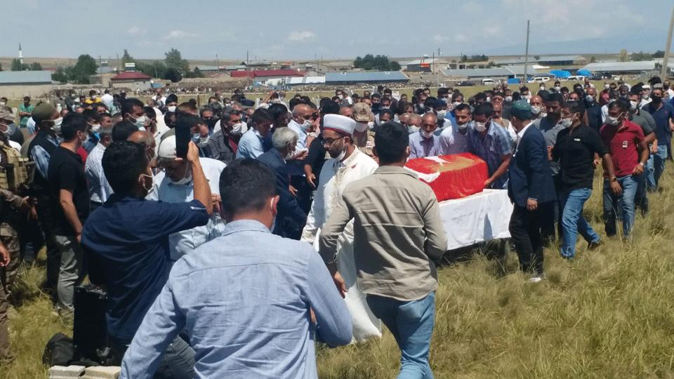 Tehdit sonrası ölü bulunan asker defnedildi