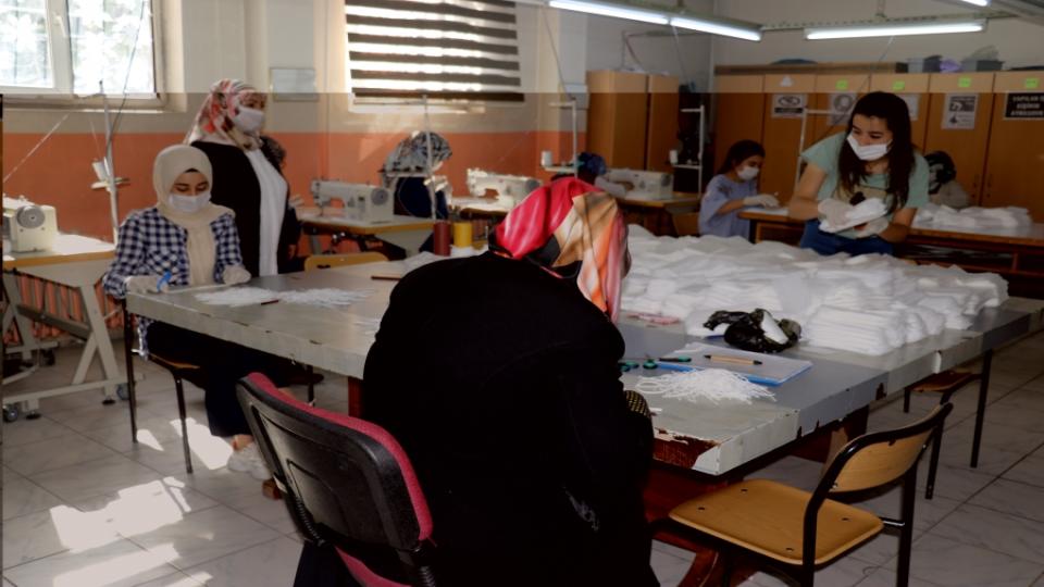 Ağrılı kadınların maske emeği