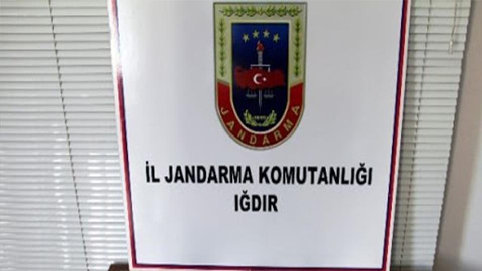 Iğdır’da bir kişini çatasında esrar yakalandı