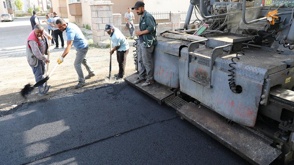 Kars Belediyesi yol çalışmalarını sürdürüyor