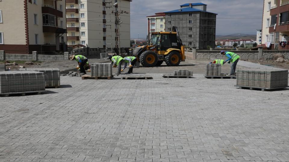 Kars Belediyesi yol ve kaldırım çalışmalarını sürdürüyor