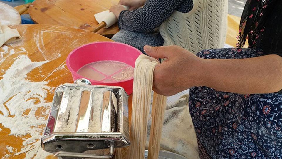 Kars’ta erişte serimi başladı