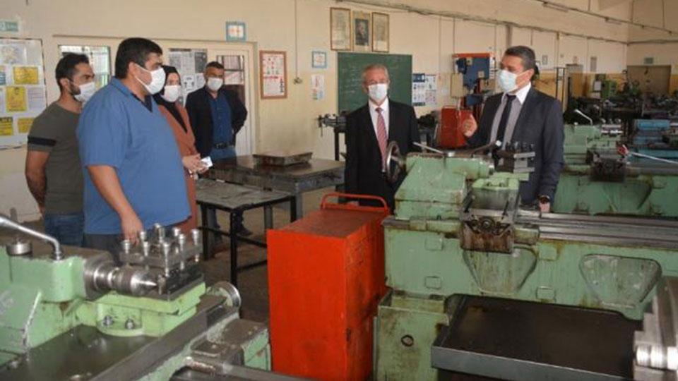 Öğretmen ve öğrenciler dezenfektan makinası üretiyor