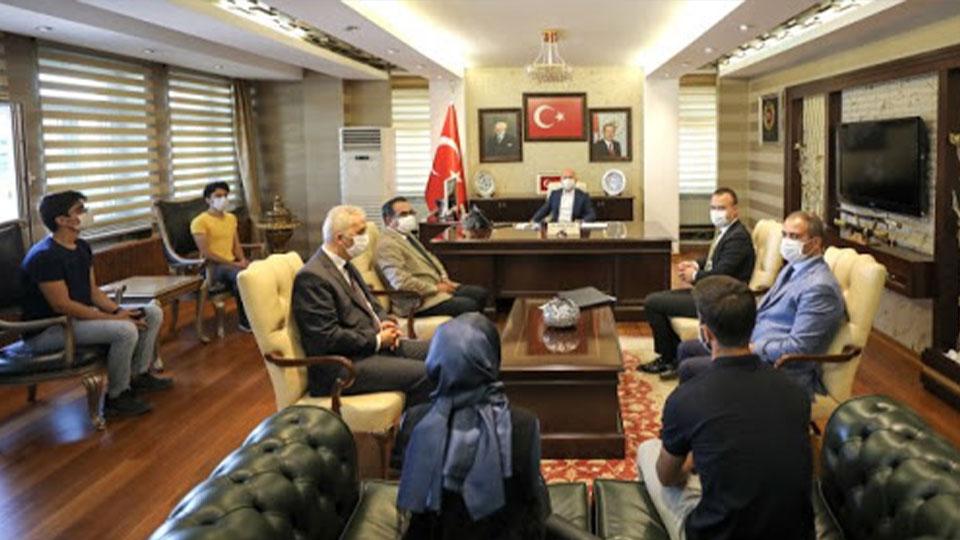 Vali Varol, YKS’de dereceye giren öğrencilerle bir araya geldi