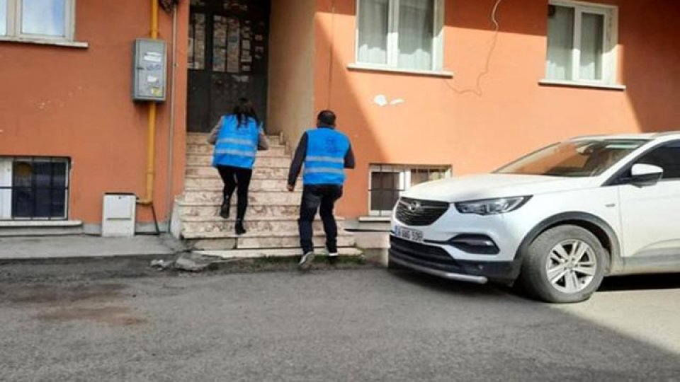 Kars'ta binalara uyarıcı yazılar asılıyor