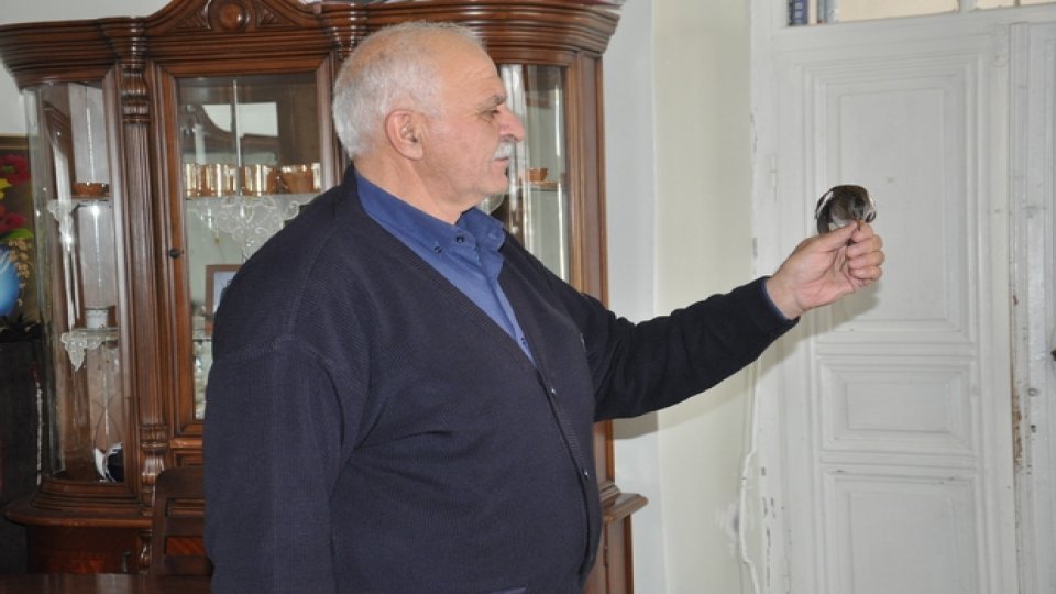 Kars’ta kargaların saldırısına uğrayan kuşu köylü kurtardı Benekli Su Yelvesi, hayvan hastanesine teslim edildi