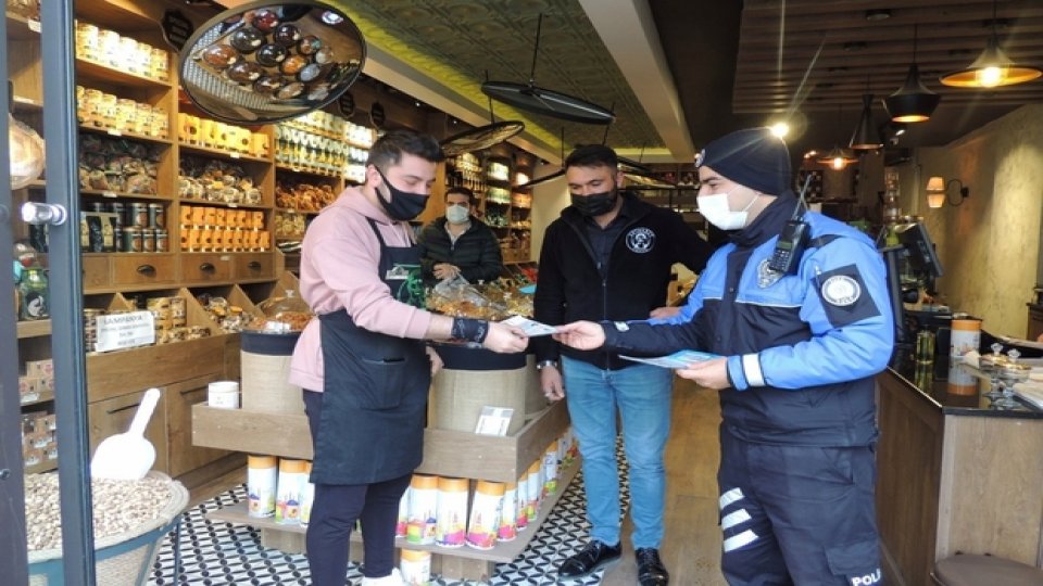Kars’ta polis esnafı bilgilendiriyor