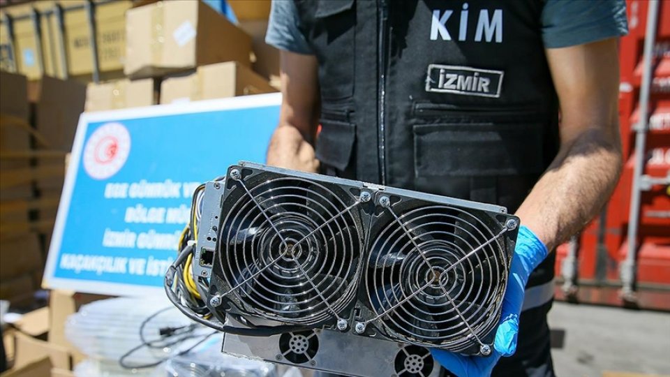 İzmir'de yasa dışı yollarla ülkeye sokulan 501 kripto para üretim makinesi ele geçirildi