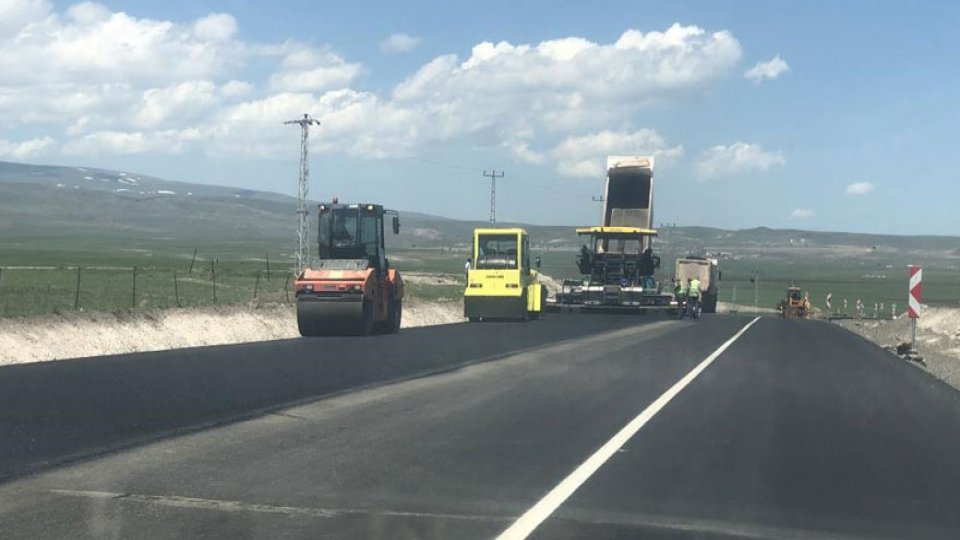 Kars ve Çıldır Gürcistan'a sıcak asfalt yollarla bağlanıyor