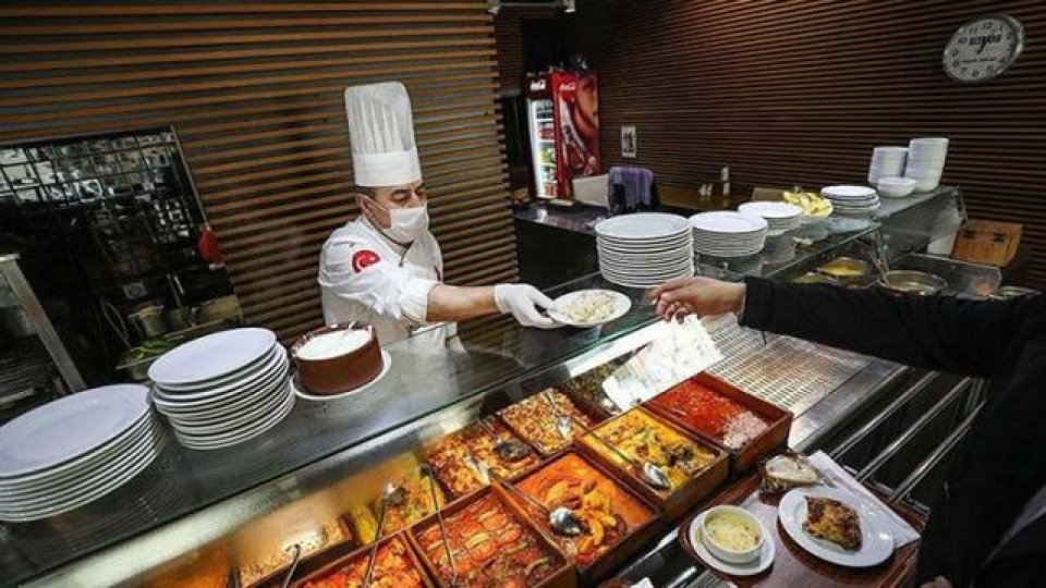 Gıda sektörü, kafe, lokanta, restoran çalışanları ve berberler aşılama programına dahil edildi