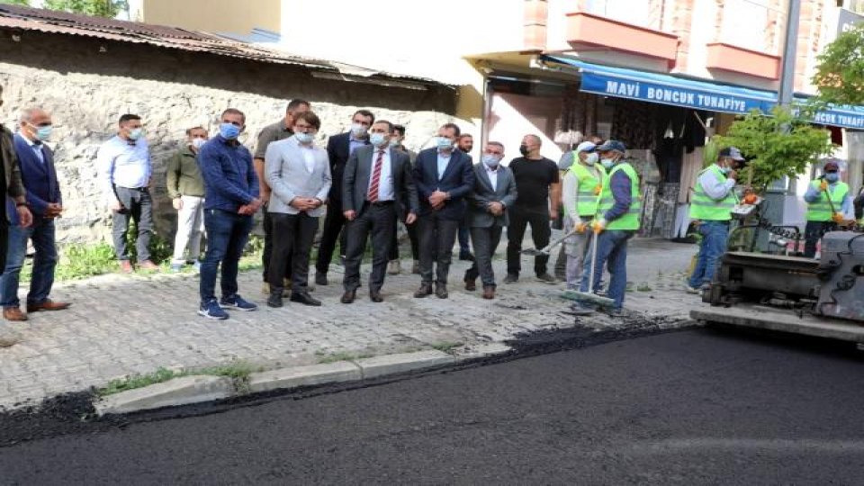 Kars'ta asfaltı yapılan yolların çizimi yapılıyor