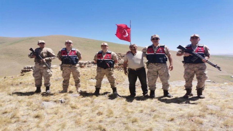 Sarıkamış’ta jandarma şehitliklerin bayraklarını değiştirdi