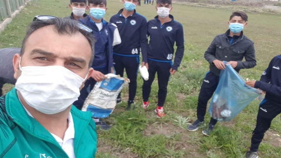 Sarıkamış’ta öğrencilerden çevre temizliği