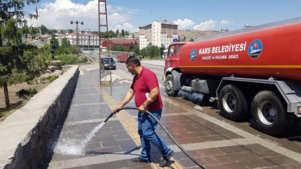 Kars’ta kaldırımlar tazyikli suyla yıkanıyor