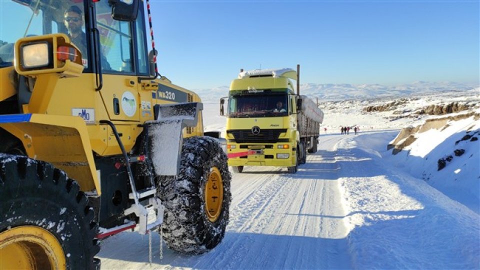 Diyarbakır’dan Kars’a saman getiren tır yolda kaldı