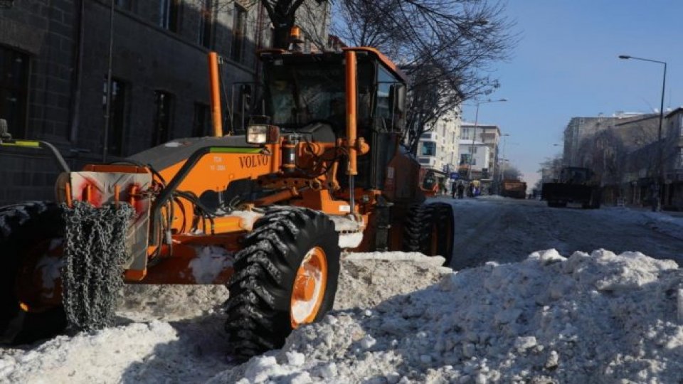 Kars’ta karla mücadele sürüyor