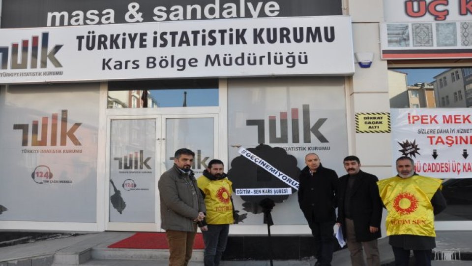 TÜİK önüne siyah çelenk bırakıldı