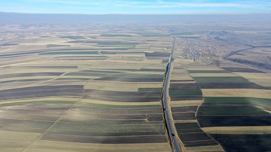 Hasadın Tamamlandığı Kars Ovası'nda Tarlalar “Halı Desenini” Andıran Görüntüler Sunuyor