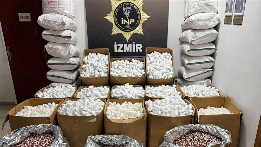 İzmir’de tek seferde ele geçirilen en yüksek miktarda uyuşturucu hap bulundu