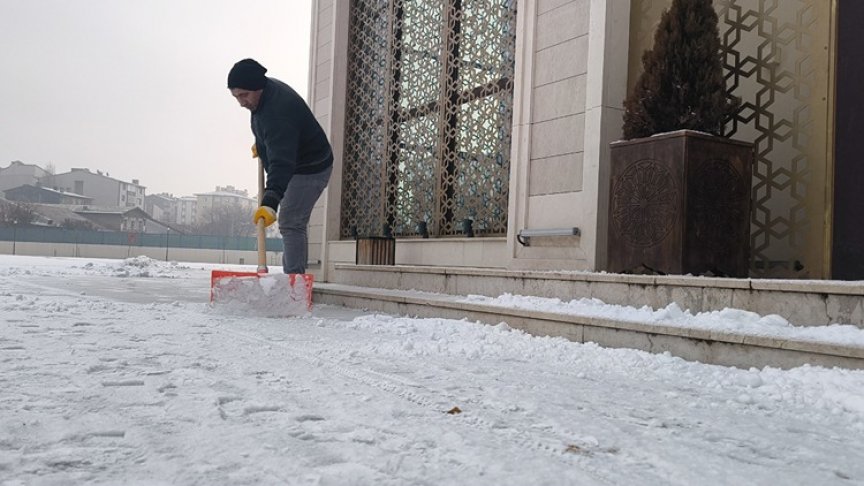 Kars ve Bolu’nun yüksek kesimleri sezonun ilk karıyla beyaza büründü
