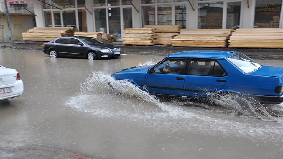 Serhatın Sesi / Serhat Diyarından Haberler / Kars’ta sağanak yağmur caddeleri göle çevirdi