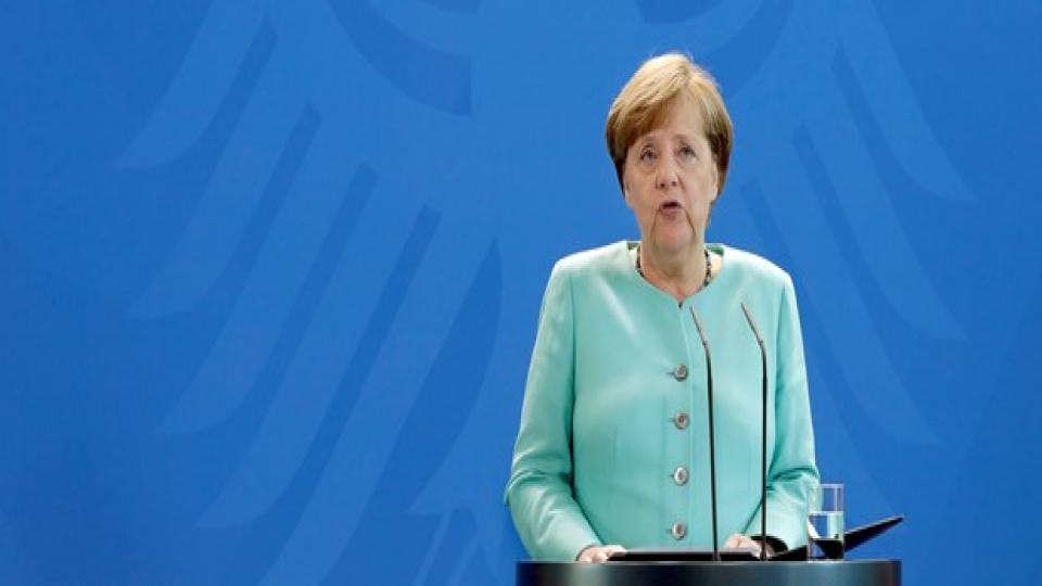 Merkel: İran'la nükleer anlaşmaya bağlı kalacağız