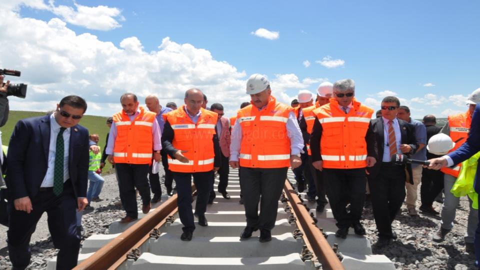 BAKAN ARSLAN AÇIKLADI: “KARS-IĞDIR-ARALIK-DİLUCU DEMİRYOLU PROJESİ BAŞLIYOR”