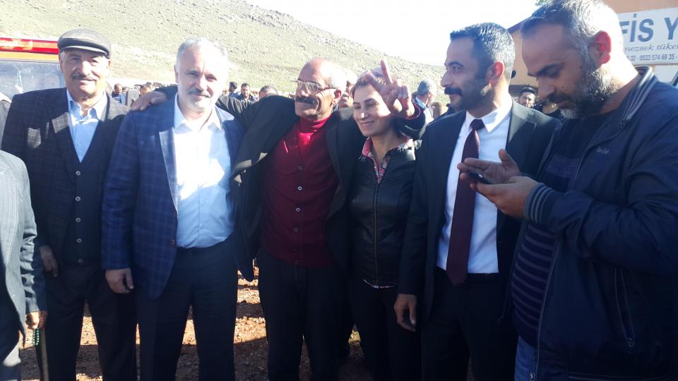 HDP Milletvekili Adayları Ayhan BiLGEN, Arzu MOCO ve HDP Kars yönetimi Kars hayvan pazarını ziyaret etti.