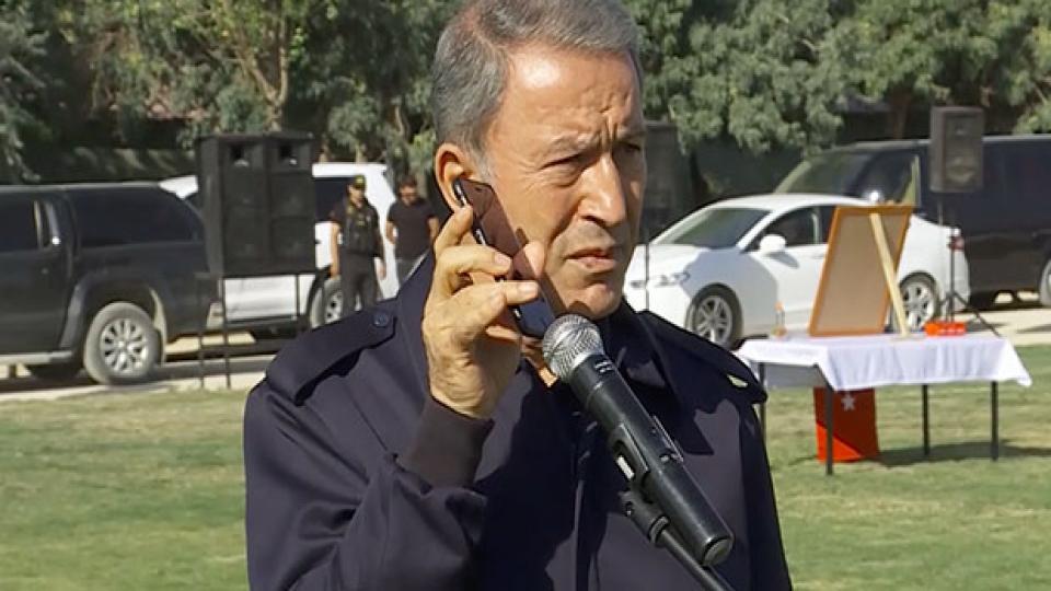 Milli Savunma Bakanı Akar, Cumhurbaşkanı'nın bayram mesajını görevli askerlere iPhone'dan dinletti