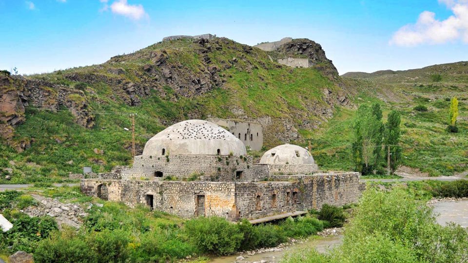 Serhatın Sesi / Serhat Diyarından Haberler / Kars Belediyesi tarihi mekanları dezenfekte ediyor