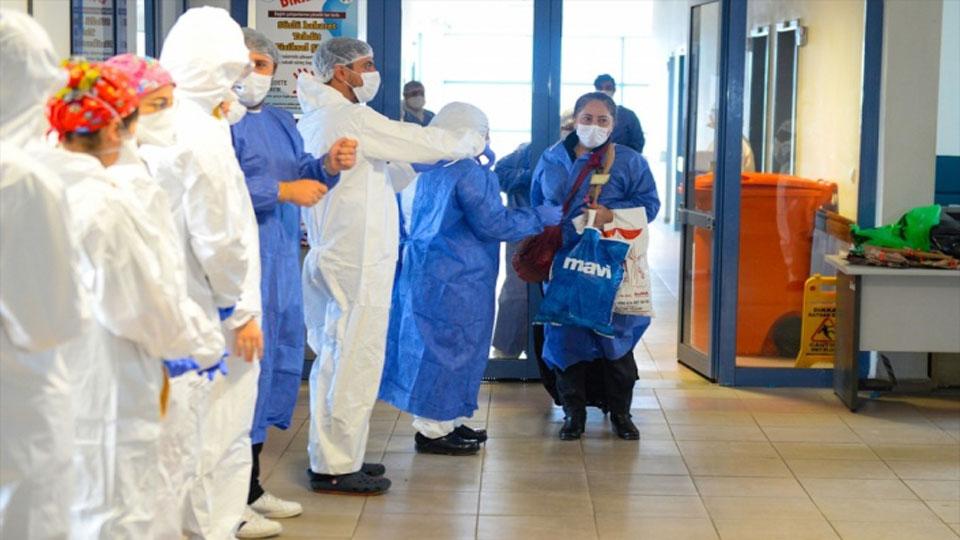 Koronavirüs tedavisi biten 18 kişi alkışlarla taburcu edildi