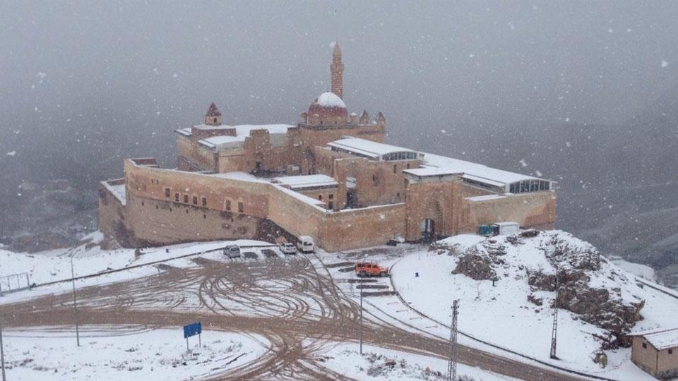Tarihi İshak Paşa Sarayı beyaza büründü