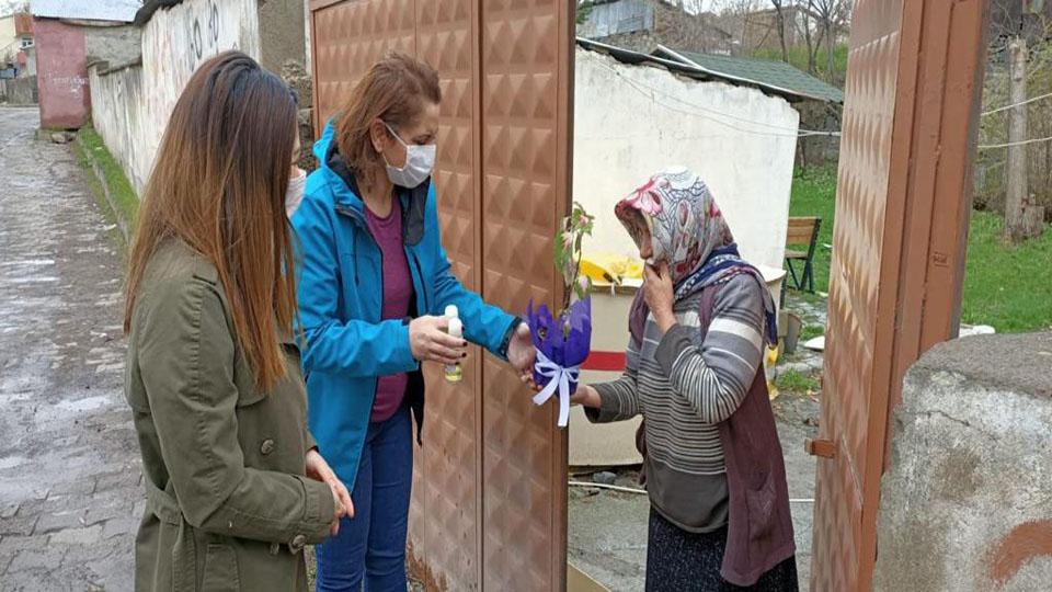 Kars Belediyesi Eş Başkanı Şevin Alaca ve Belediye Başkan Yardımcısı Muazzez Çağrıtekinci, mahalleri gezerek ‘Anneler Günü’nü kutladı