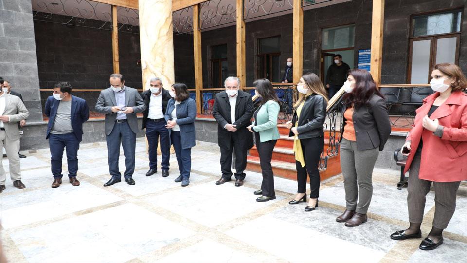 HDP Vekilleri Kars Belediyesi’ne destek için geldi