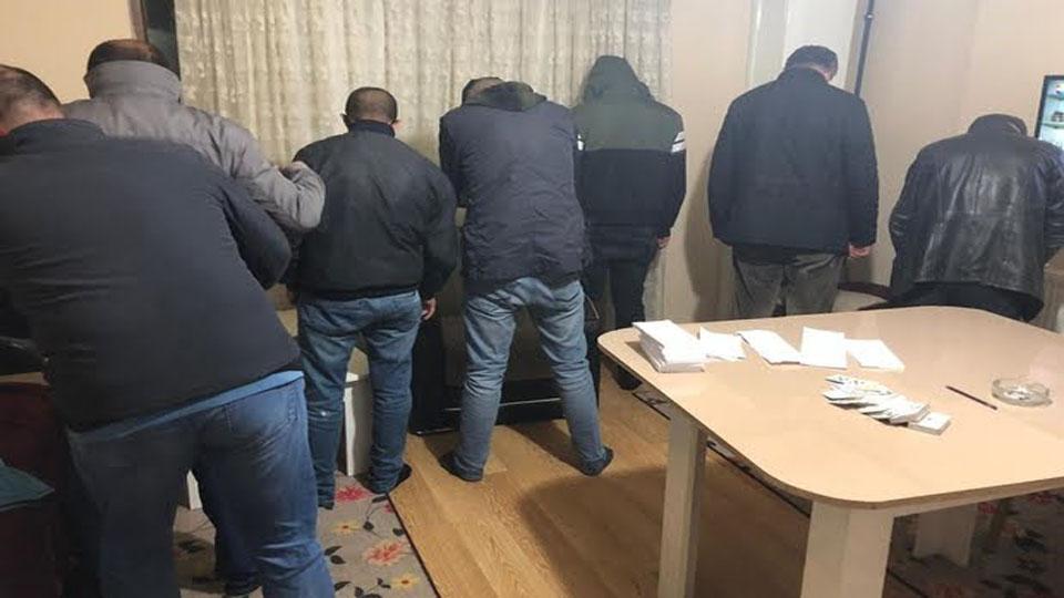 Serhatın Sesi / Serhat Diyarından Haberler / Kars’ta kiralanan bir evde kumar oynadıkları tespit edilen 8 kişiye para cezası kesildi