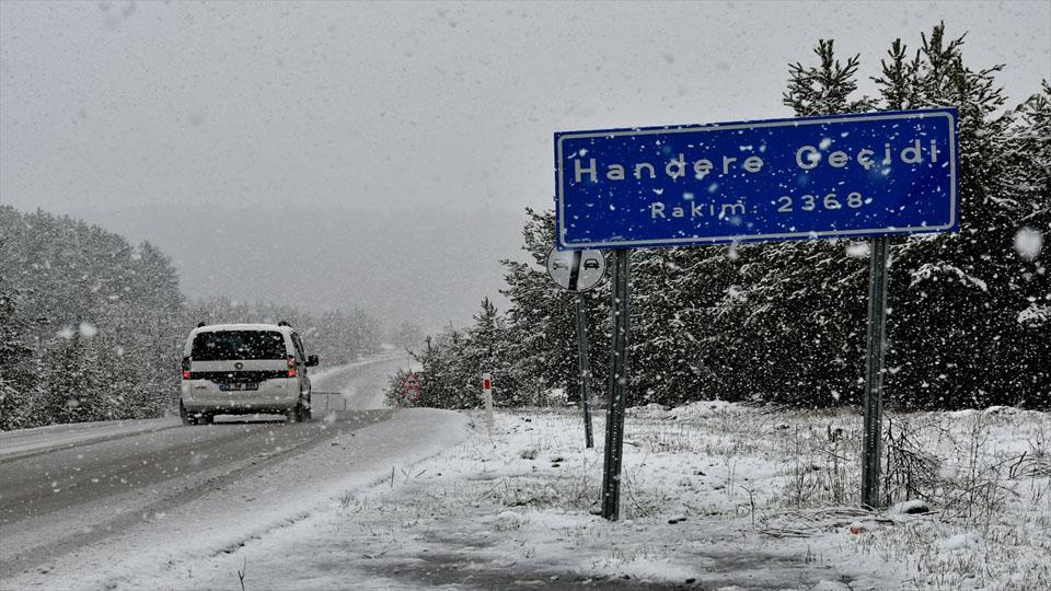 Kars’ta yüksek kesimlere düşen kar, sürücülere zor anlar yaşattı