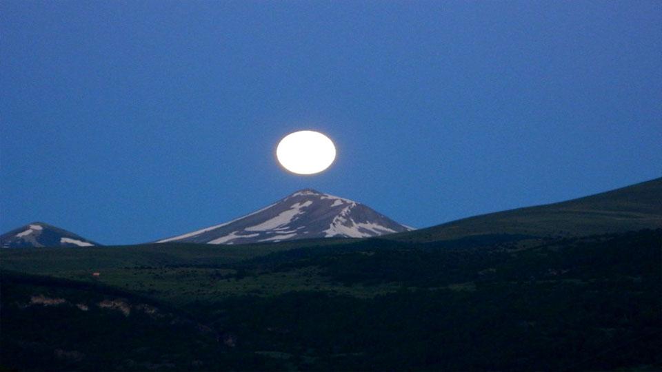 Ardahan Posof’ta ay ışığıyla Arsiyan Dağı’nın eşsiz güzelliği