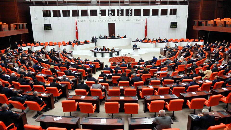 HDP’den iki CHP’den bir milletvekilinin, vekillikleri düşürüldü