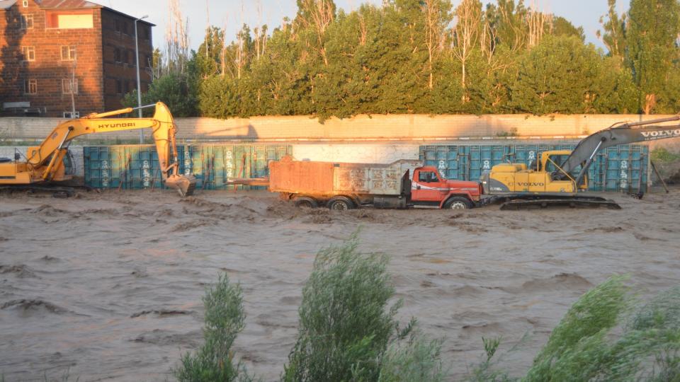 Ağrı sağanak yağışa teslim oldu: Köyler sular altında kaldı hasar büyük