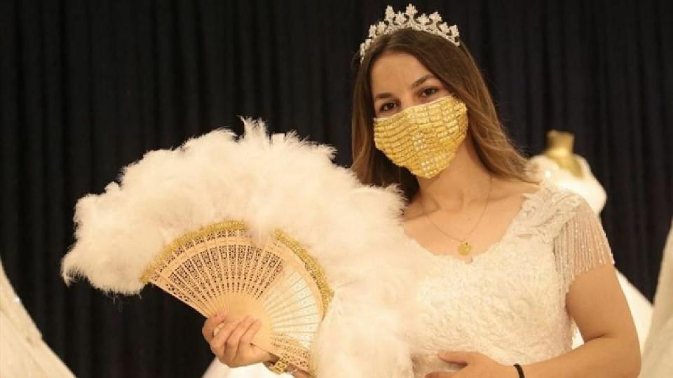 Gelinler için altın işlemeli maske üretildi: Fiyatı hasta eder!
