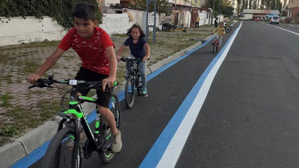 Serhatın Sesi / Serhat Diyarından Haberler / Dünya için küçük, Karslı çocuklar için büyük adım: Bisiklet yolu