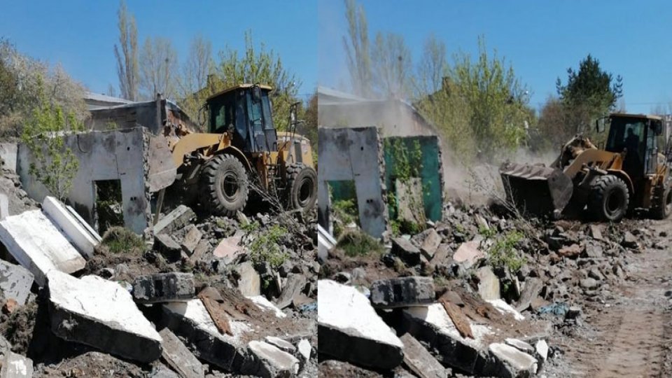 Kars’ta terk edilmiş  binalar yıkılıyor