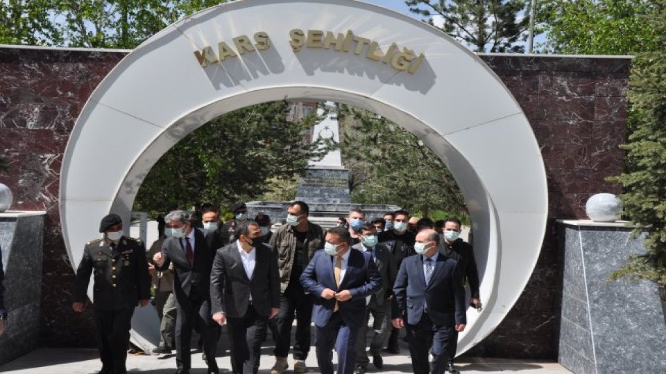 Kars Valisi ve Belediye Başkan Vekili Türker Öksüz, Ramazan Bayramı nedeniyle Kars Şehitliğini ziyaret etti.